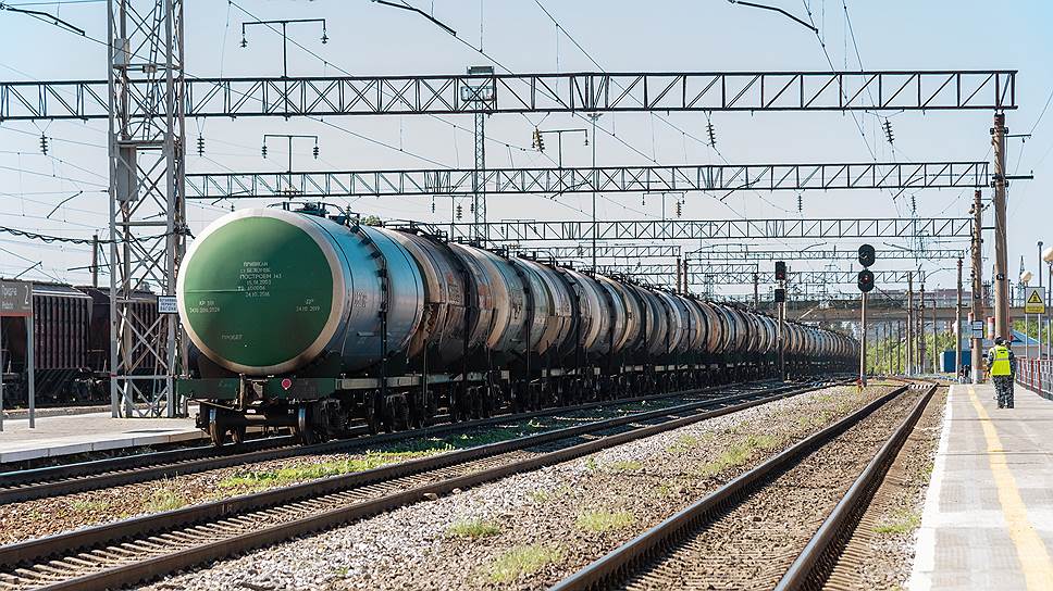 Как нефтяникам помогают удерживать цены на бензин