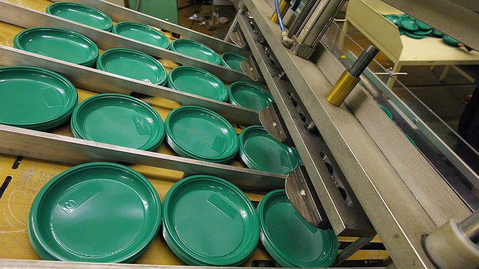 Почему в России готовятся запретить одноразовую пластиковую посуду