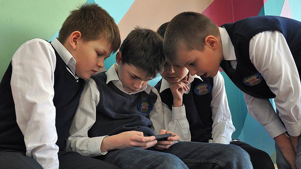 Нужно ли лишать школьников мобильных телефонов