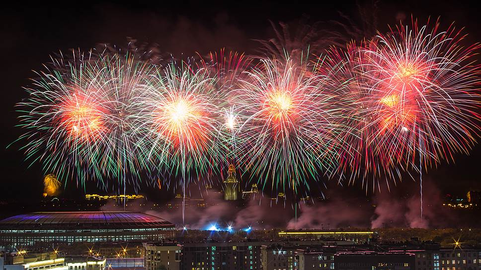 Салют даст повод для свидания: Как москвичи смогут посмотреть праздничные фейерверки