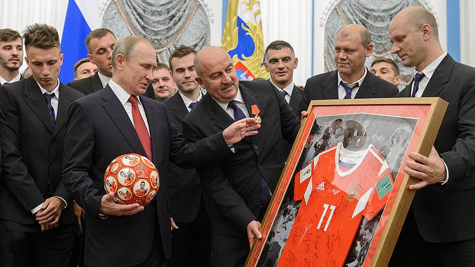 Как Владимир Путин вручил награды футболистам