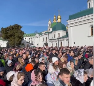 В Киево-Печерской лавре на богослужение УПЦ перед выселением пришли сотни верующих
