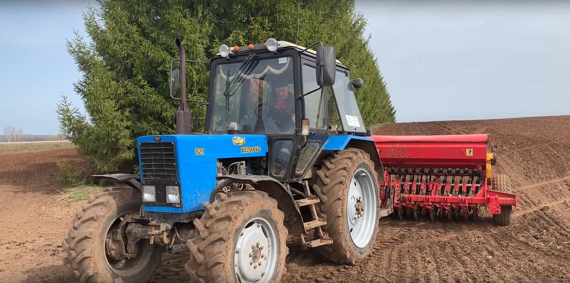 Тракторы вышли на весенние полевые работы в Удмуртии