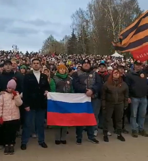 Тысячи жителей Ижевска спели в народном хоре в честь Дня Победы