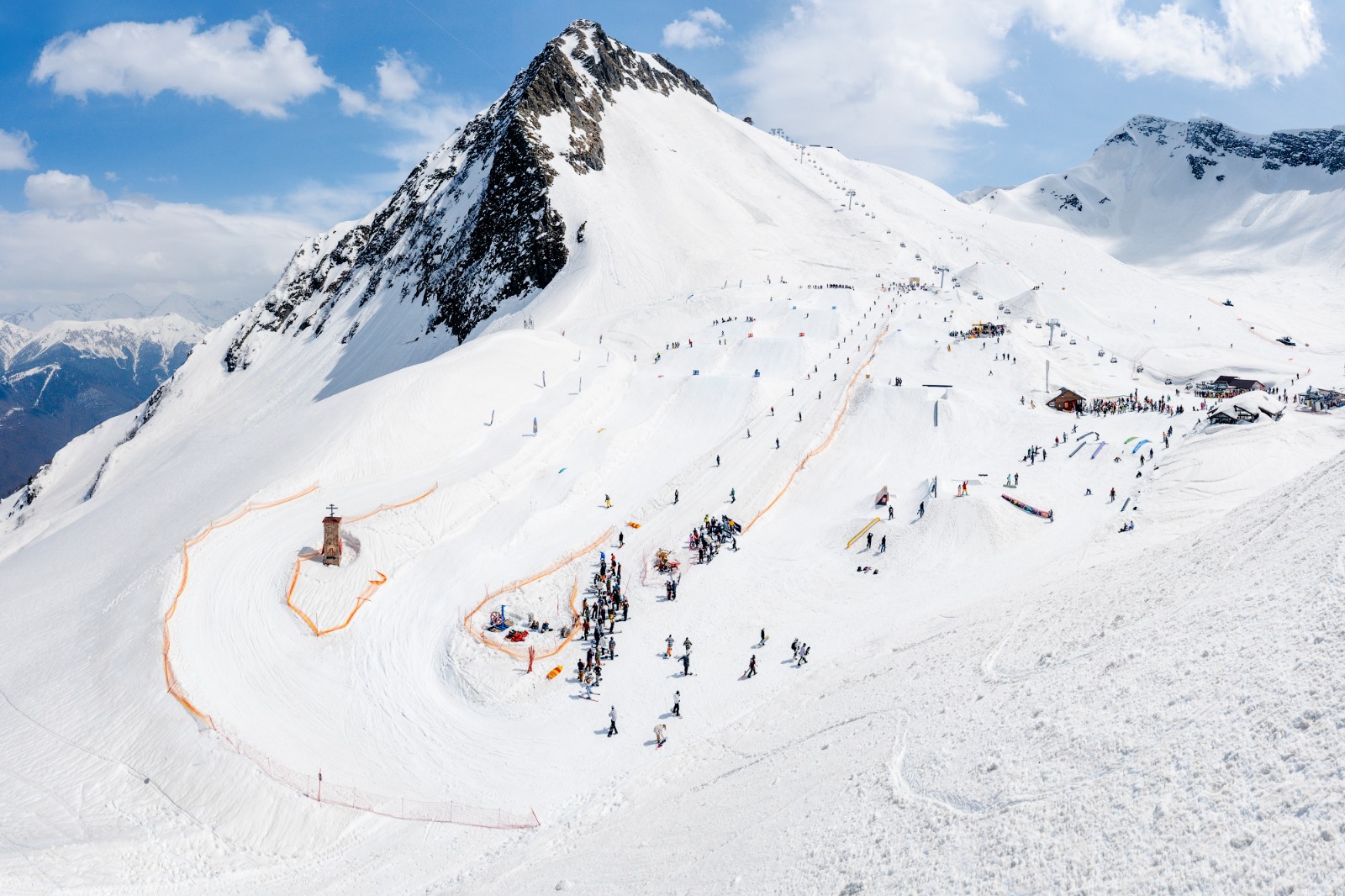 На курорте «Красная Поляна» 1 декабря открылся горнолыжный сезон