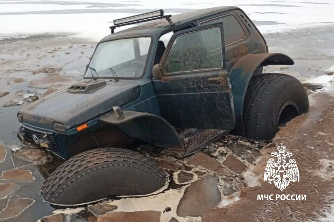 В Татарстане самодельный болотоход провалился под лед на Каме, водителя спасли