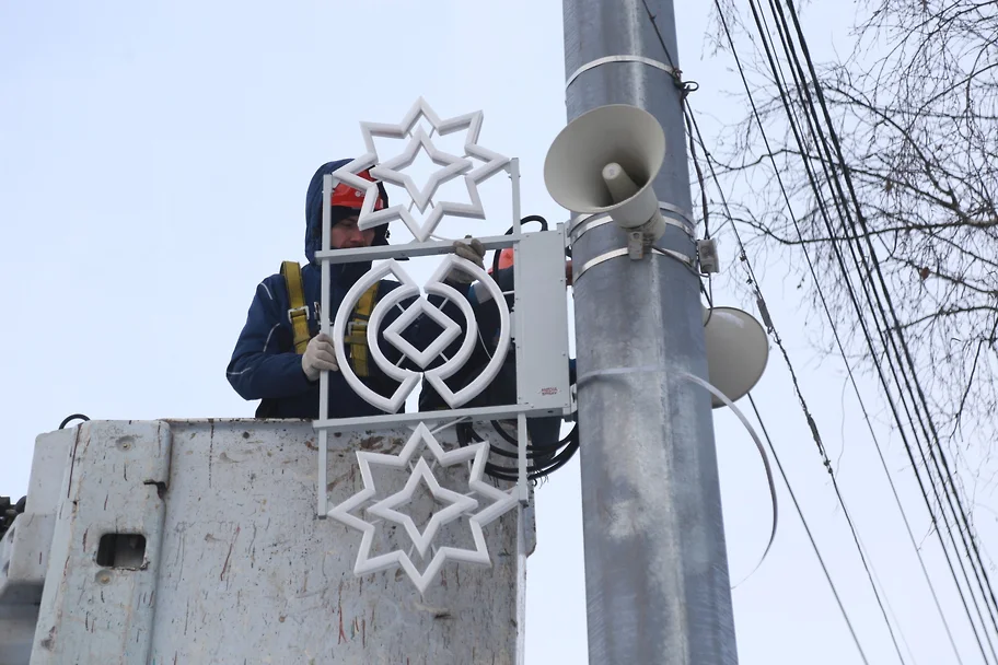 В Ижевске начали устанавливать декоративные консоли к Новому году