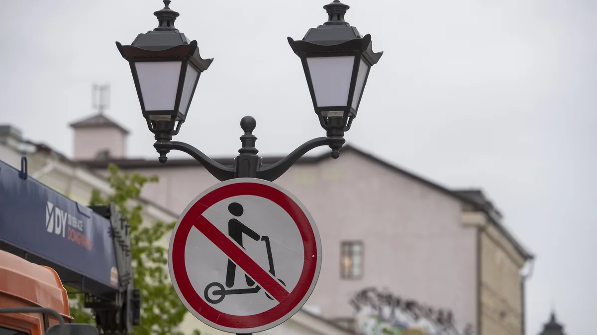 В центре Казани установили знаки, запрещающие движение на самокатах
