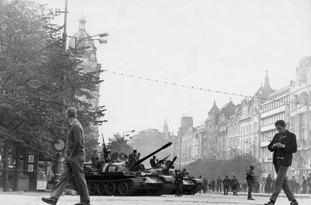 Военные, танки на площади