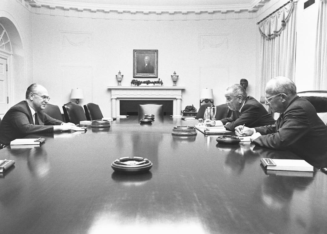 Президент США Линдон Джонсон (справа, ближе к стене) на встрече с советским послом Анатолием Добрыниным (слева) по поводу вторжения в Чехословакию
