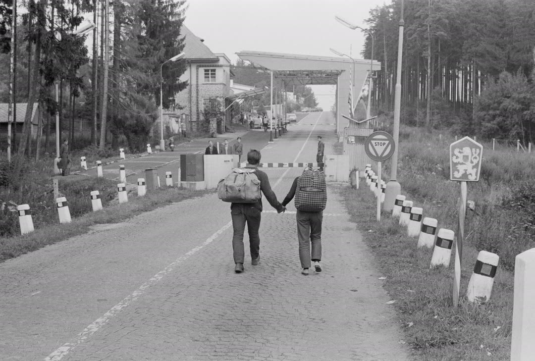 Двое беженцев из Чехословакии идут к немецкой границе
