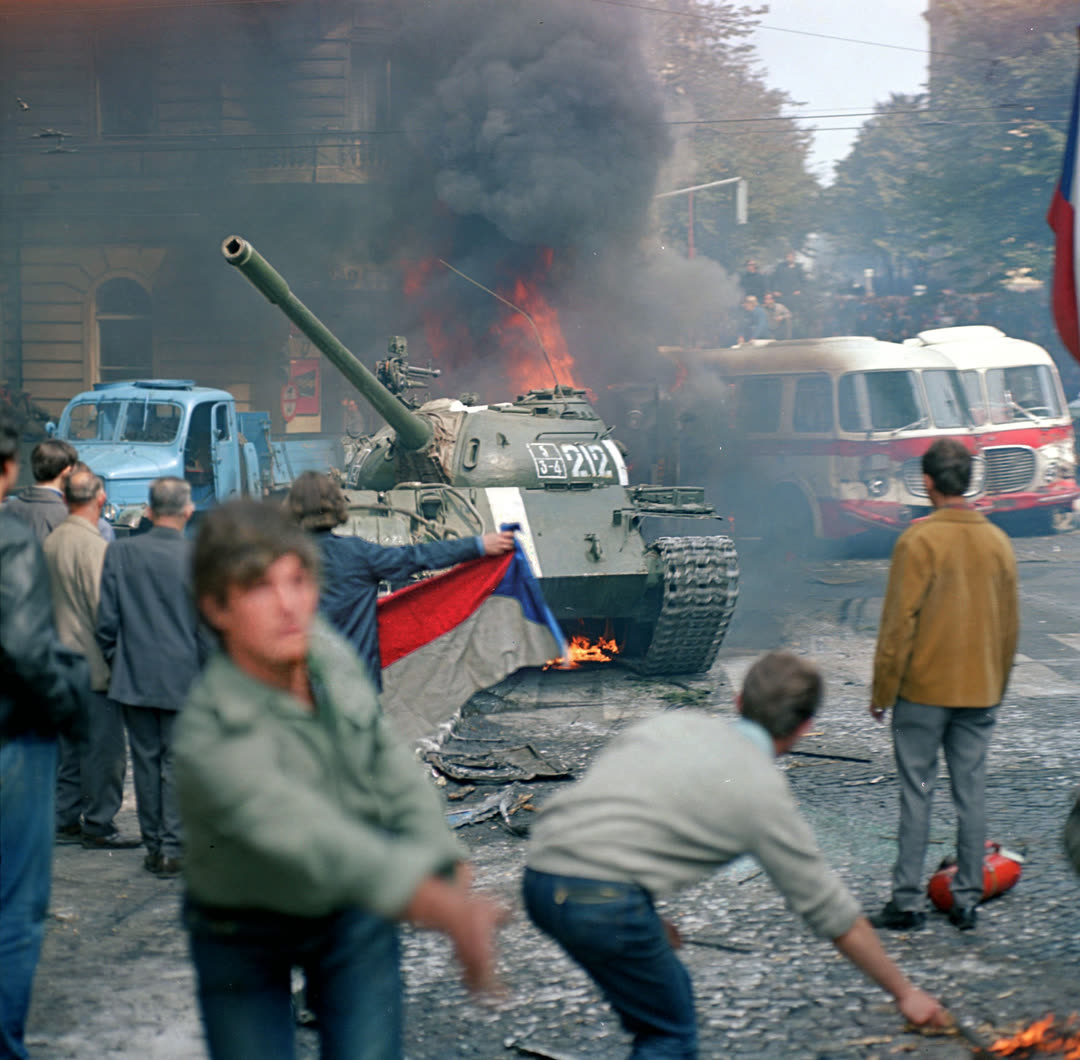 Чехи бросают камни и коктейли Молотова в советские танки у здания Чехословацкого радио