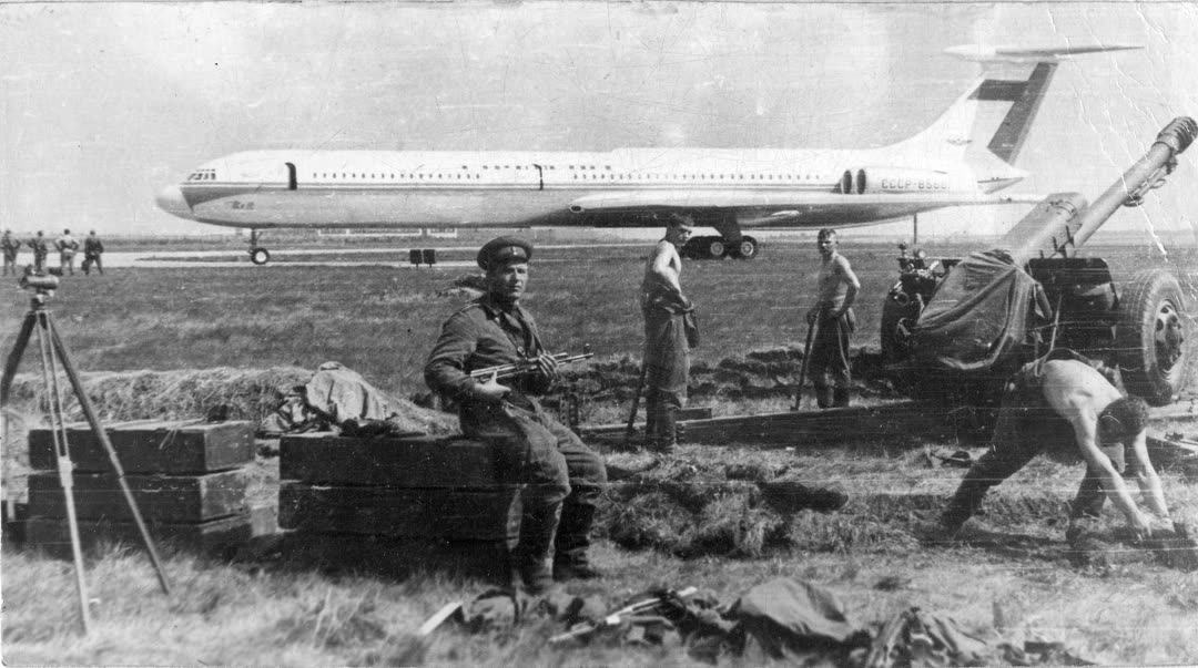 Десантники в аэропорту Рузине