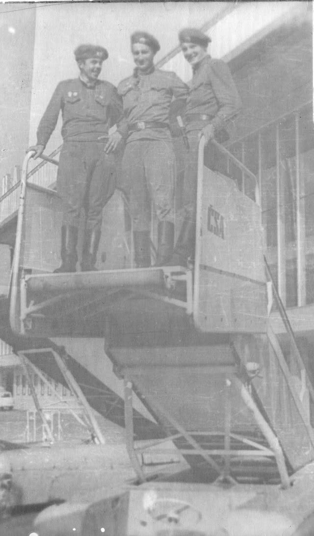 Десантники в только что выданных малиновых беретах в аэропорту Рузине (голубые береты официально появились в 1969 году вместе с военной формой нового образца)