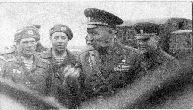 Командующий ВДВ Василий Маргелов принимает парад 7-й гвардейской дивизии ВДВ