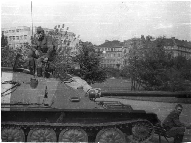 Авиадесантная самоходная артиллерийская установка АСУ-85 («истребитель танков») на боевой позиции в Праге