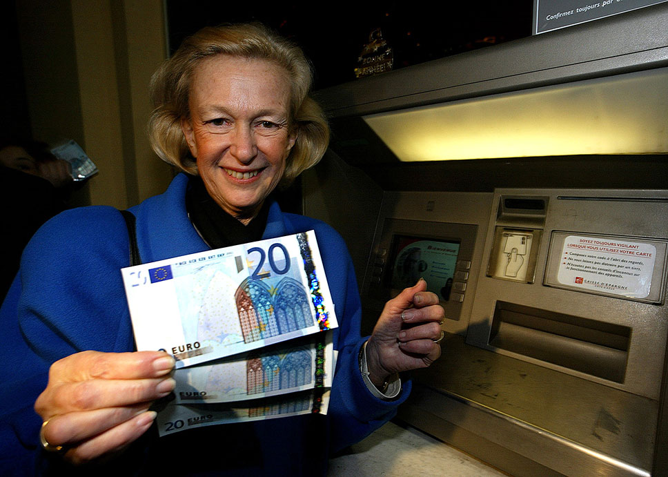Женщина с евро купюрами в руках