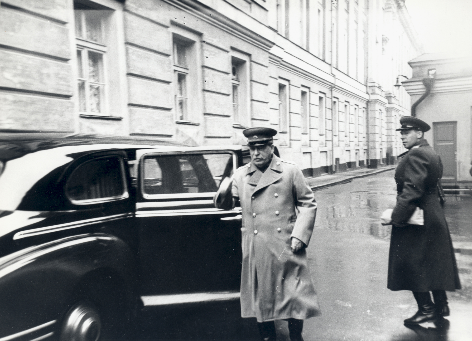 Этот снимок выходящего из ЗИС-115 Иосифа Сталина – одна из последних прижизненных фотографий вождя, сделанная 7 ноября 1952 года. Броневик остановился между Сенатским дворцом и Кремлевской стеной напротив прохода к Мавзолею. Фото: РГАКФД