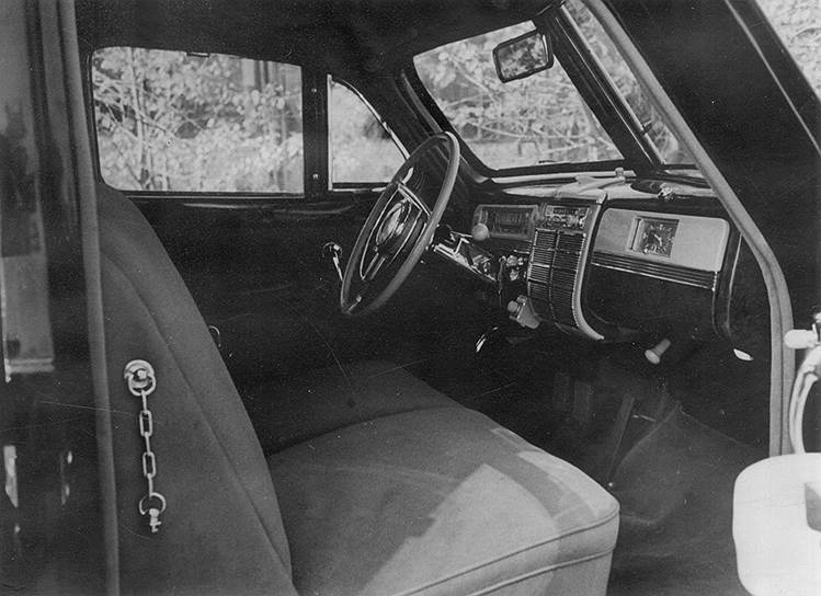 Водительское отделение ЗИС-110С. Двери и сиденья с тканевой обивкой. Слева видна «страховочная» цепочка для закрывания тяжеленной двери. Фото: ГАРФ