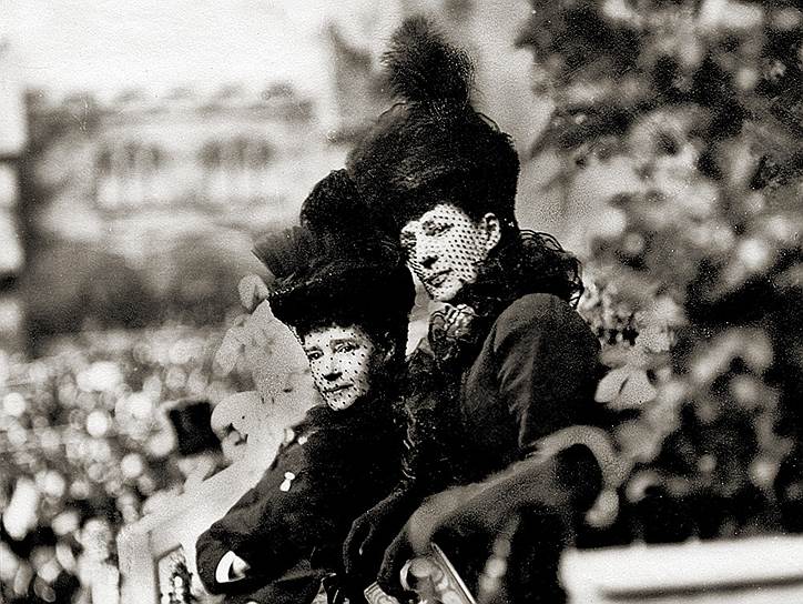 Императрица Мария Федоровна и королева Александра — две сестры, две вдовы: британский король Эдуард VII умер 6 мая 1910 года. Его прозвали «дядя Европы», так как он приходился дядей нескольким европейским монархам, включая Николая II и Вильгельма II
