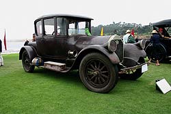 Главной сенсацией форума стал Pierce-Arrow 51-C Coupe 1919 года. Его ценность не только в раритетности — редком экземпляре давно окостеневшей марки,— но и в комплектности. Более того, автомобиль ни разу не реставрировался