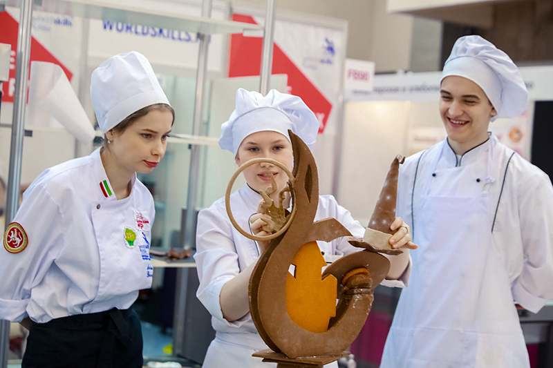 Medallion of Excellence Дарьи Мальцевой (в центре) на WorldSkills  — общая победа хлебокомбината «СМАК» и ЕЭТК 