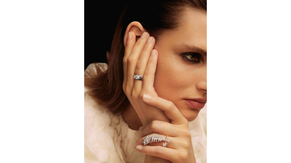 На модели: кольцо Plume de Chanel, желтое и белое золото, бриллианты; кольцо Coco Crush, белое золото, бриллианты