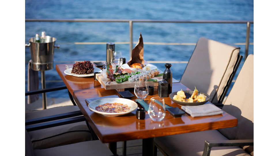 В ресторане отеля Elounda Peninsula