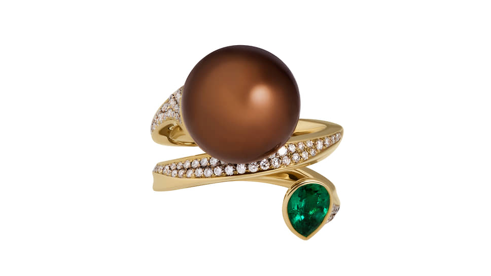 Mousson Atelier, кольцо Undina, желтое золото, жемчуг Южных морей, изумруд, бриллианты