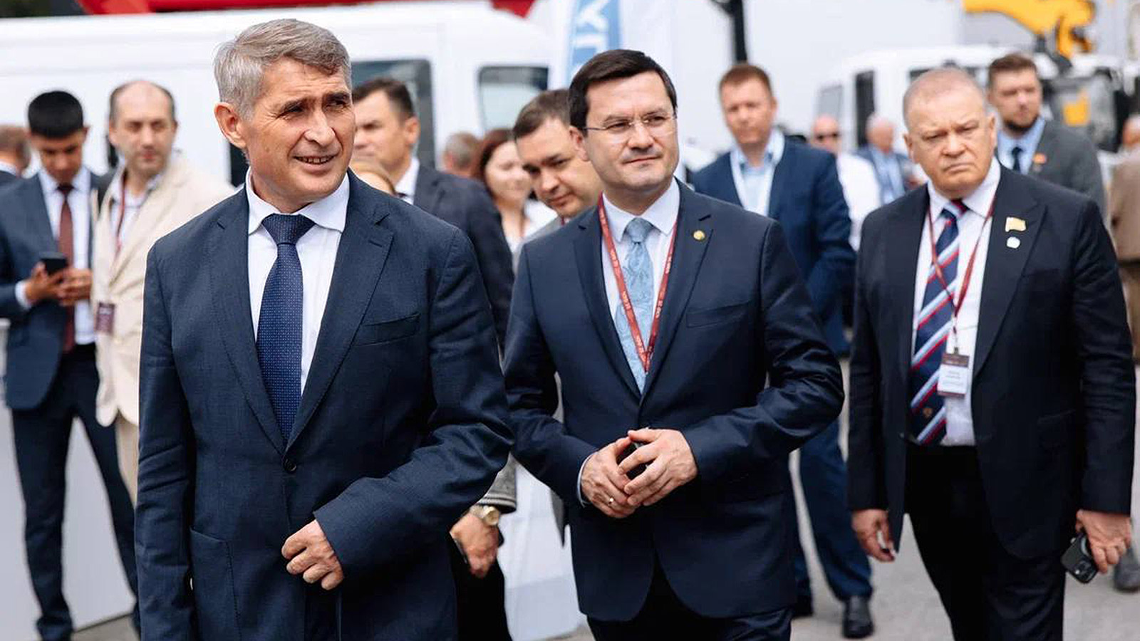 Олег Николаев, глава Чувашии (на фото слева)