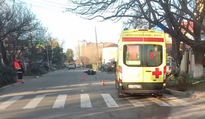 В Анапе сбитый мотоциклист получил переломы обеих ног