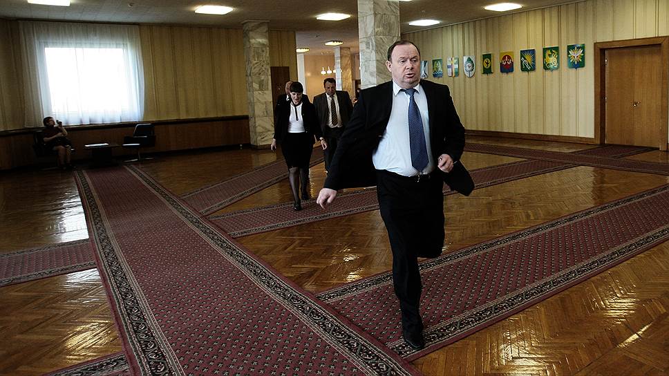 Главным претендентом на кресло сенатора от заксобрания Новосибирской области неожиданно стал  председатель комитета по госполитике, законодательству и местному самоуправлению  Владимир Лаптев 