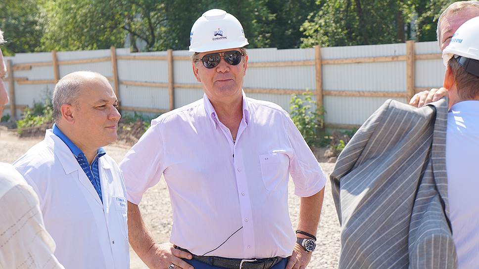 Гендиректор УСК «Сибиряк» Владимир Егоров (в центре) обещает застроить площадку КЗК жильем и коммерческой недвижимостью