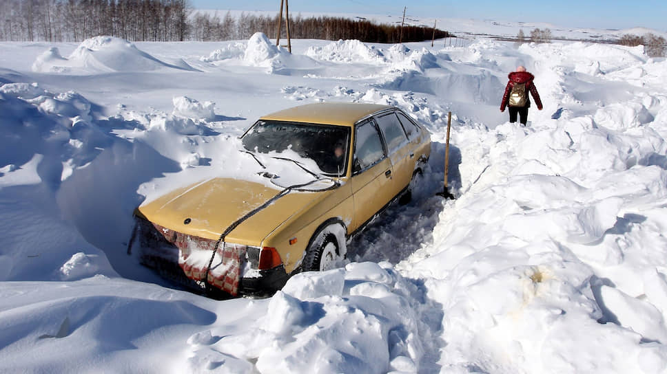 В борьбе со снежным коллапсом главным власти считают удержать дороги