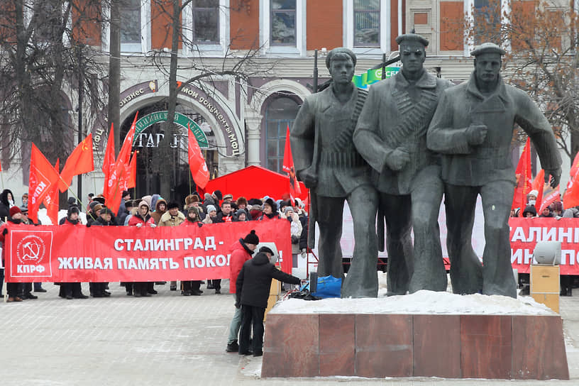 Митингующие у памятника «Три матроса» в Нижнем Новгороде