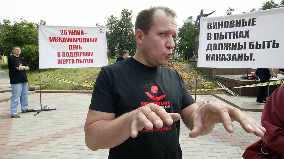 Председатель Комитета против пыток Игорь Каляпин выступает на митинге, приуроченном к Международному дню поддержки жертв пыток в 2007 году