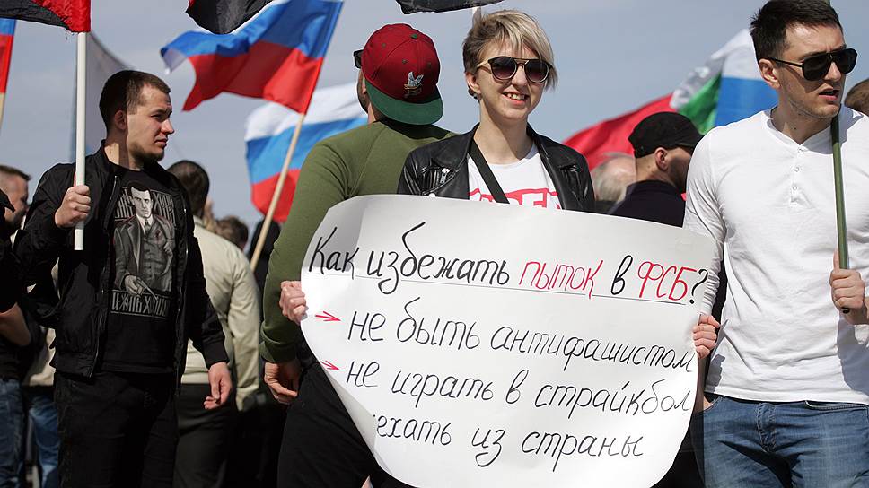 В 2018 году против пыток в ФСБ в Нижнем Новгороде выступали участники акции протеста сторонников Алексея Навального «Он нам не царь»