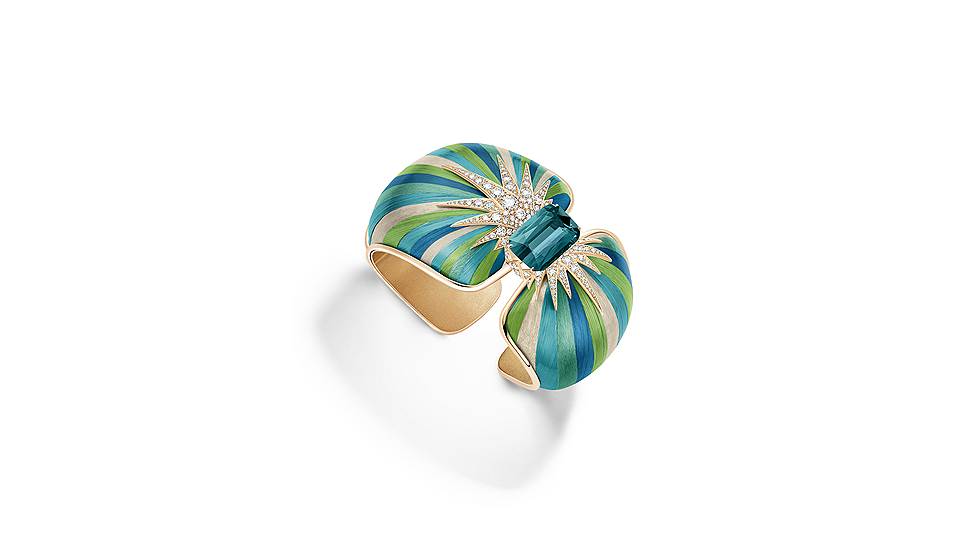 Piaget, браслет- манжет Green Aurora, желтое золото, зеленый турмалин, мозаика из дерева, бриллианты