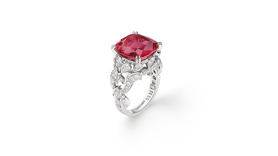 Chaumet, кольцо Soir de Fete, белое золото, бриллианты, красная шпинель