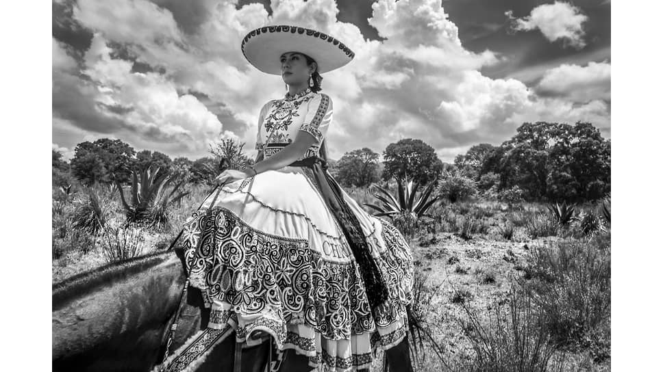 Мексиканская наездница «эскарамуза» Карра Райенари, фотограф Майа Годэ