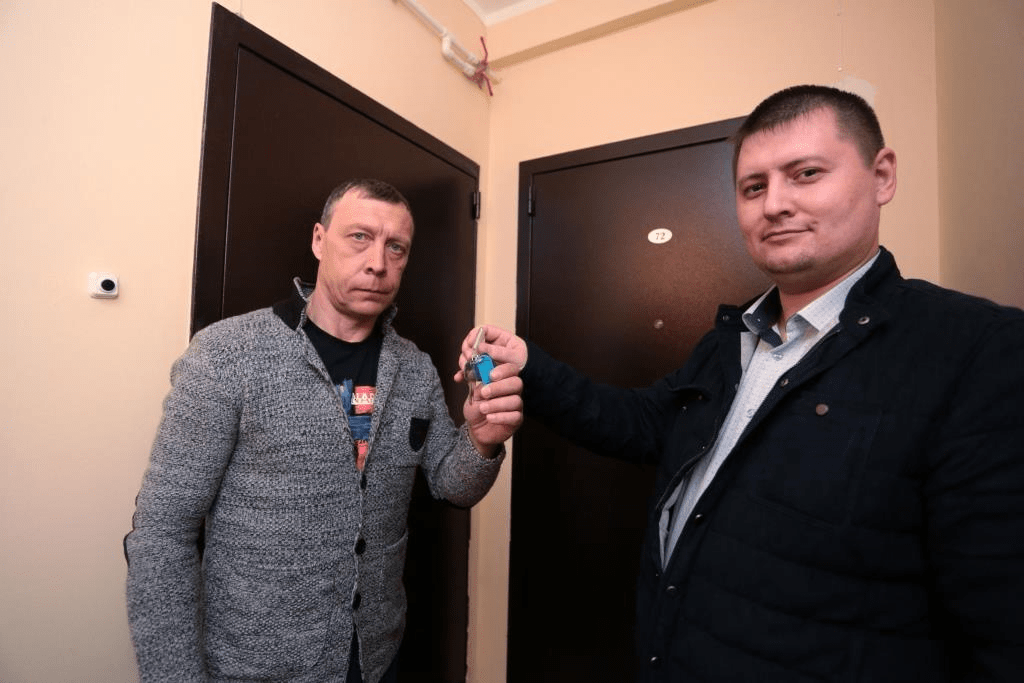 Вручение ключей. На фото слева направо: Сергей Аникин, генеральный директор Центра «Содействие» Константин Каменев
