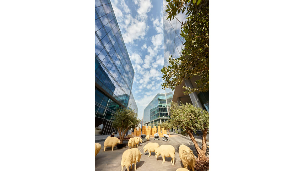 Инсталляции «Chic Sheep», представленные галереей Nakkash в Dubai Design District