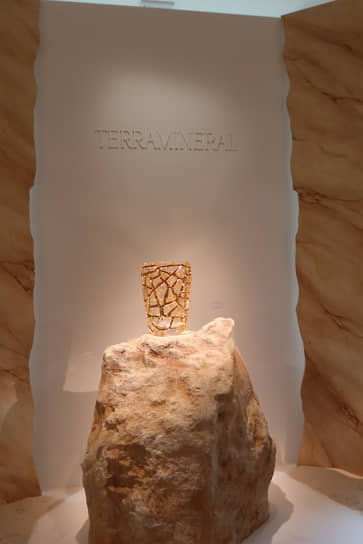 Ваза из новой коллекции хрусталя Terramineral от Lalique
