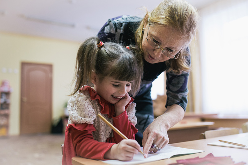 Леночка активна на всех занятиях, но вот писать она не очень любит