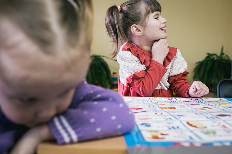 Леночка играет вместе с подругой