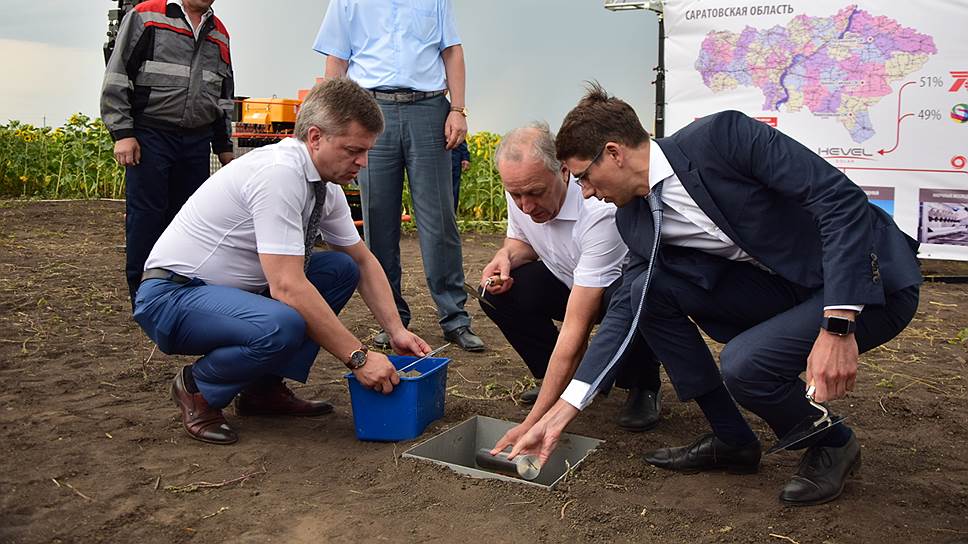 Валерий Радаев 
(в центре ) заложил капсулу в будущий фундамент новой электростанции 