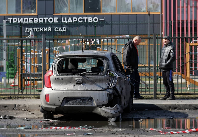 Поврежденный в результате обстрела Белгорода автомобиль