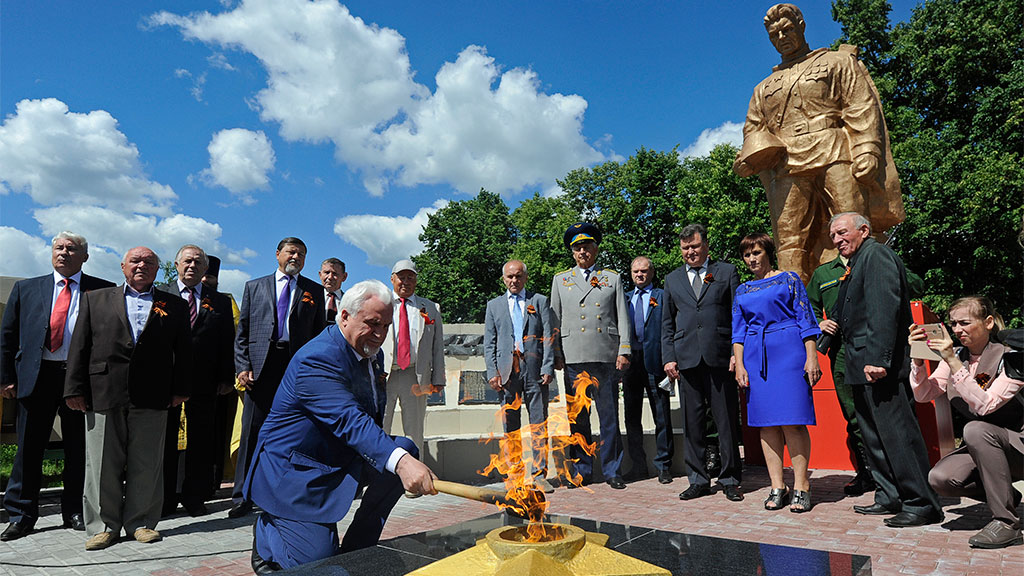 Открытие мемориального комплекса в память о жителях, отдавших жизнь во имя Победы в годы ВОВ, в поселке Кузьминском Знаменского района