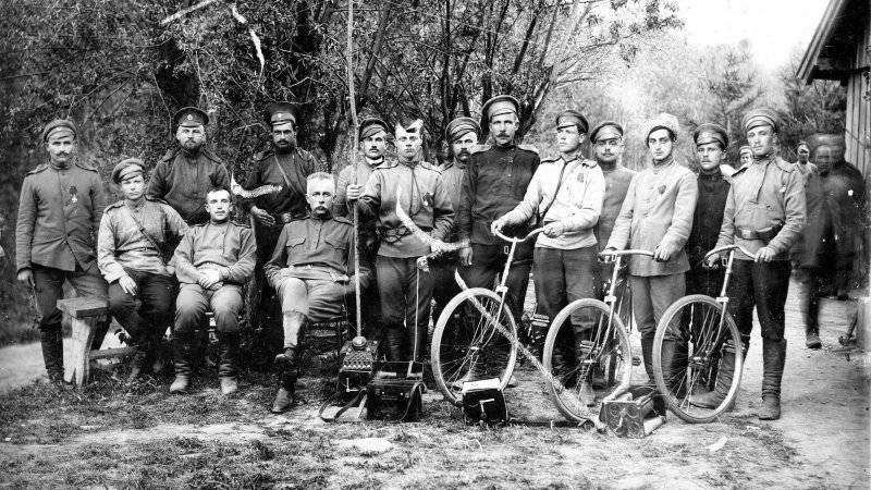 Командир 133-го пехотного полка А.Е. Снесарев со своей командой связи. Май 1915 года.