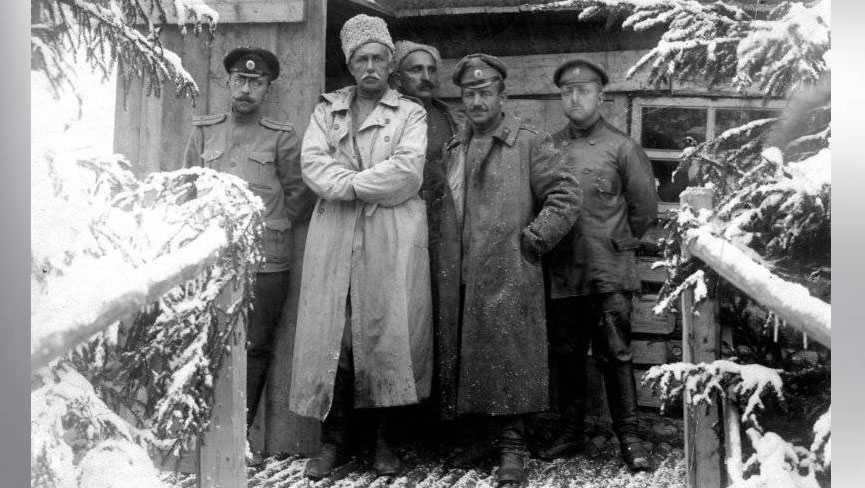 На крыльце штаба 64-й пехотной дивизии. 1916 год.